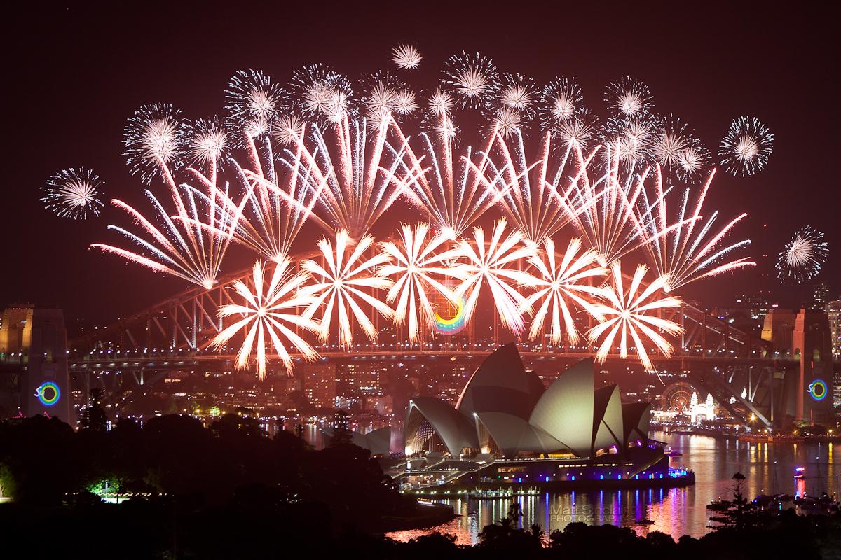http://wondrouspics.com/new-years-eve-fireworks-wallpapers/sydney-harbour-new-years-eve-fireworks-2013/