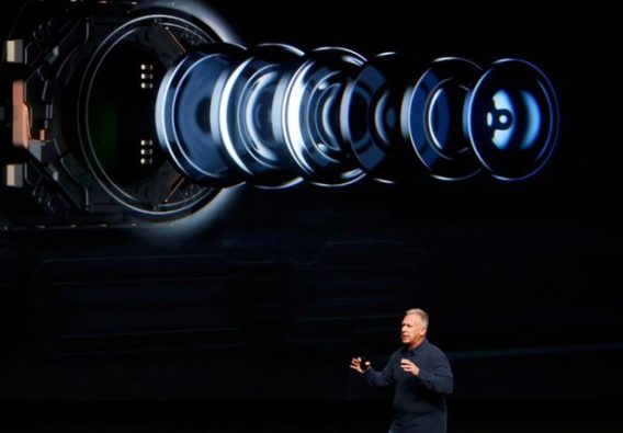 phil-schiller-discusses-the-camera-on-the-iphone7-during-a-media-event-in-san-francisco